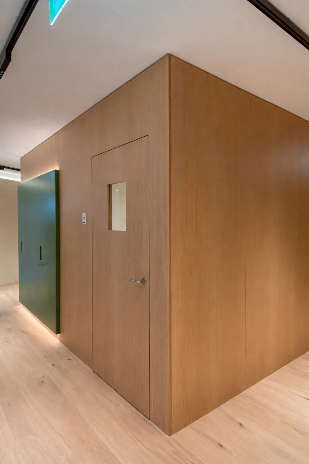 Holzverkleideter Behandlungsraum